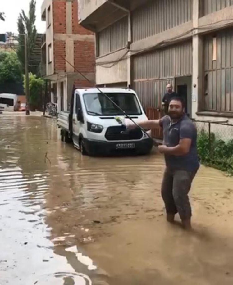 İzmir ve Bursa'nın ardından İstanbul'da da başladı! Süper hücre uyarısı