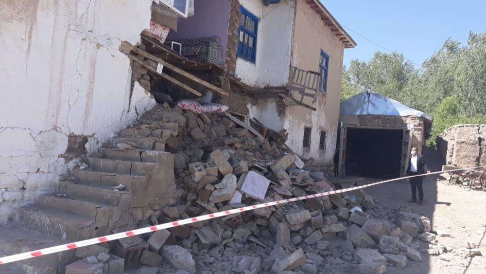 Van'da korkutan deprem! İşte ilk görüntüler