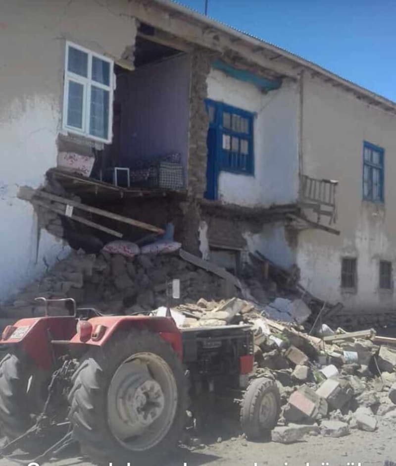 Van'da korkutan deprem! İşte ilk görüntüler