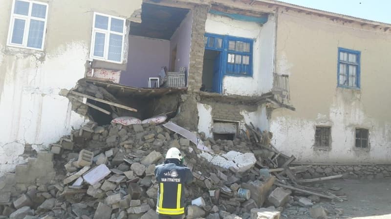 Van'da korkutan deprem! İşte ilk görüntüler