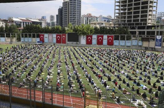 İstanbul'da stadyumda cuma namazı!