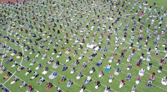 İstanbul'da stadyumda cuma namazı!