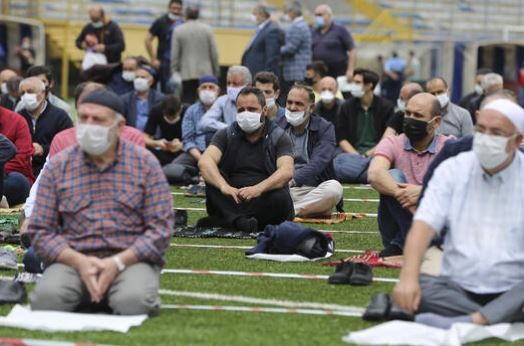 İstanbul'da stadyumda cuma namazı!