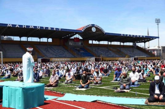 İstanbul'da stadyumda cuma namazı!