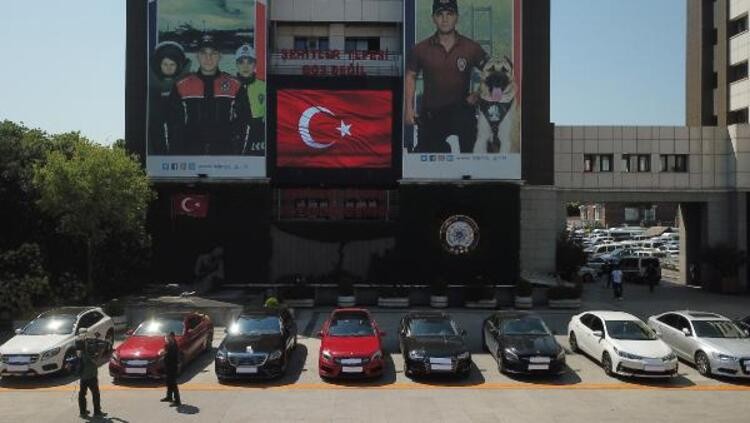 Bataklık operasyonunda ele geçirilen lüks araçlar sergileniyor