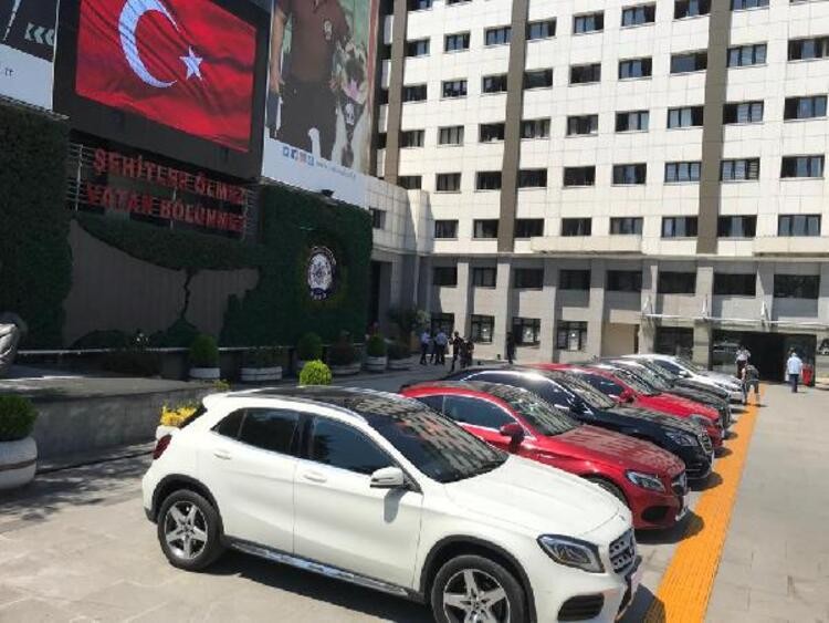 Bataklık operasyonunda ele geçirilen lüks araçlar sergileniyor