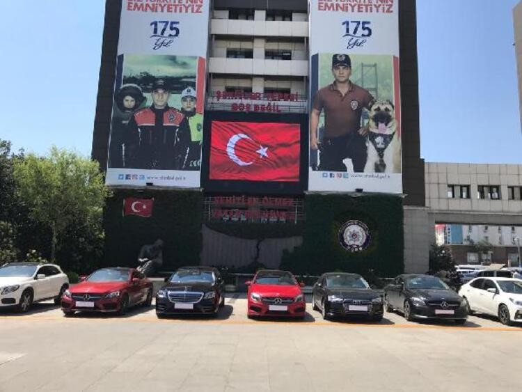 Bataklık operasyonunda ele geçirilen lüks araçlar sergileniyor