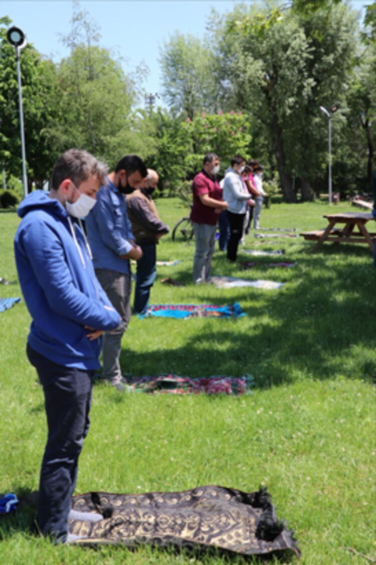 Camilerde salgın sürecindeki ikinci cuma namazı kılındı