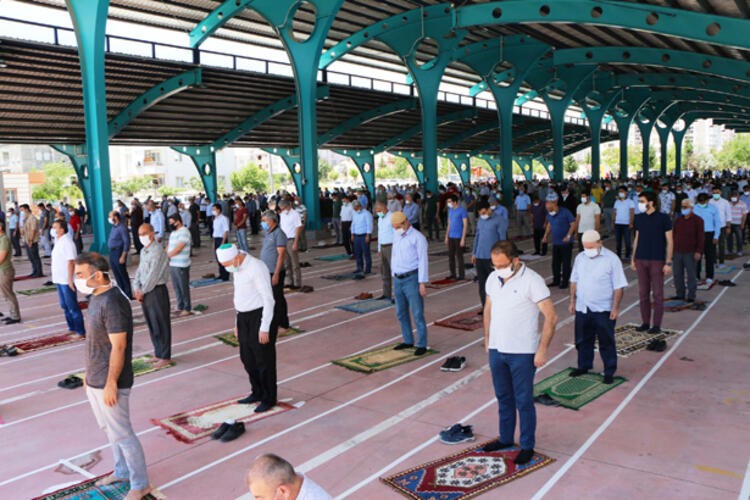 Camilerde salgın sürecindeki ikinci cuma namazı kılındı