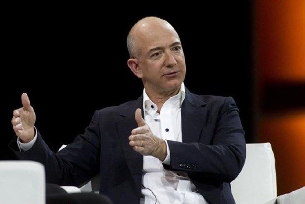 Jeff Bezos'a evinin önünde giyotinli tehdit