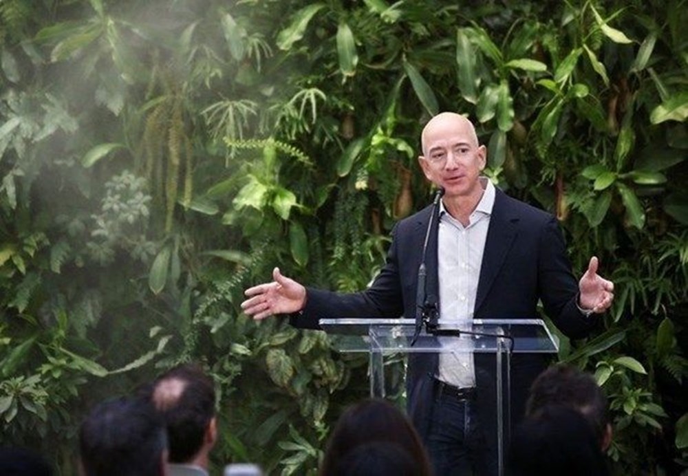 Jeff Bezos'a evinin önünde giyotinli tehdit