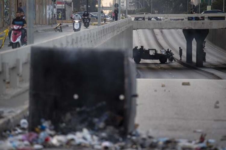  Lübnan'da ekmeğe yüzde 33 zam… Halk yolları trafiğe kapattı!