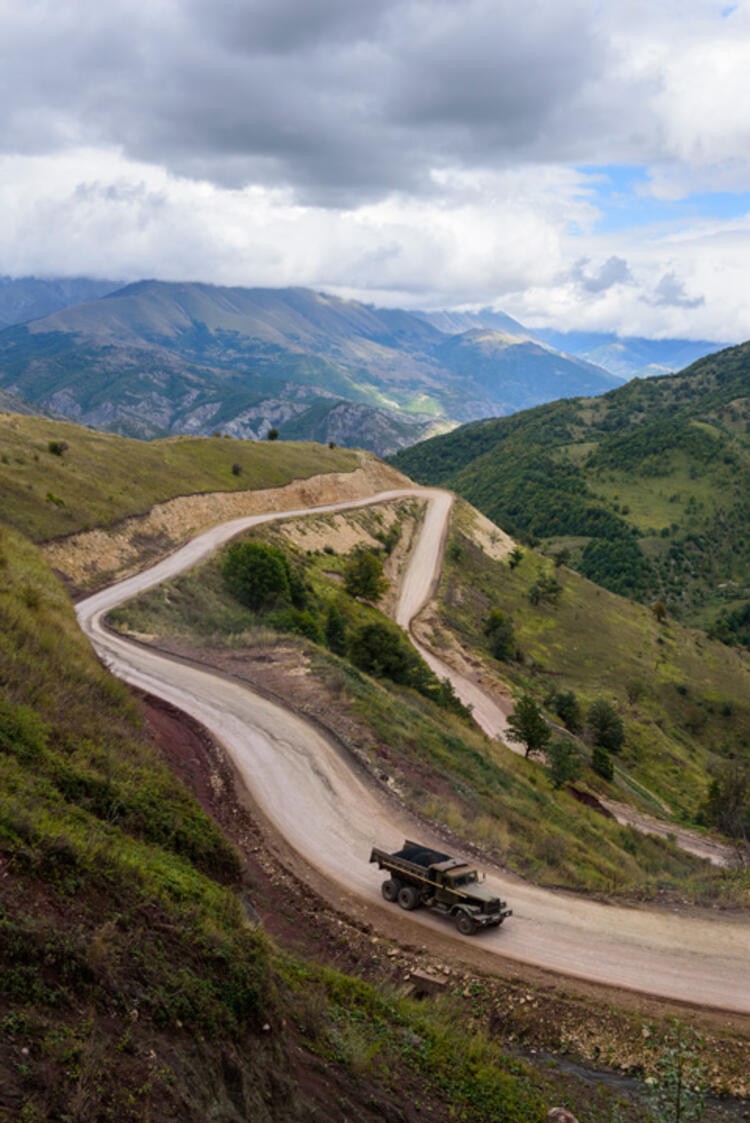 Azeri ordusu imha edilen Ermeni mevzilerinin görüntülerini dünya ile paylaştı