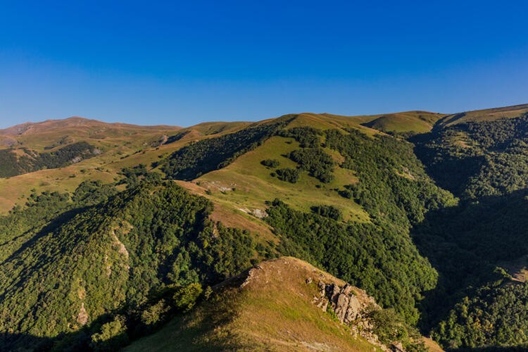 Azeri ordusu imha edilen Ermeni mevzilerinin görüntülerini dünya ile paylaştı