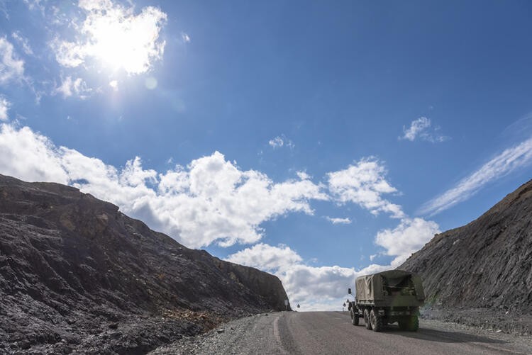 Azeri ordusu imha edilen Ermeni mevzilerinin görüntülerini dünya ile paylaştı