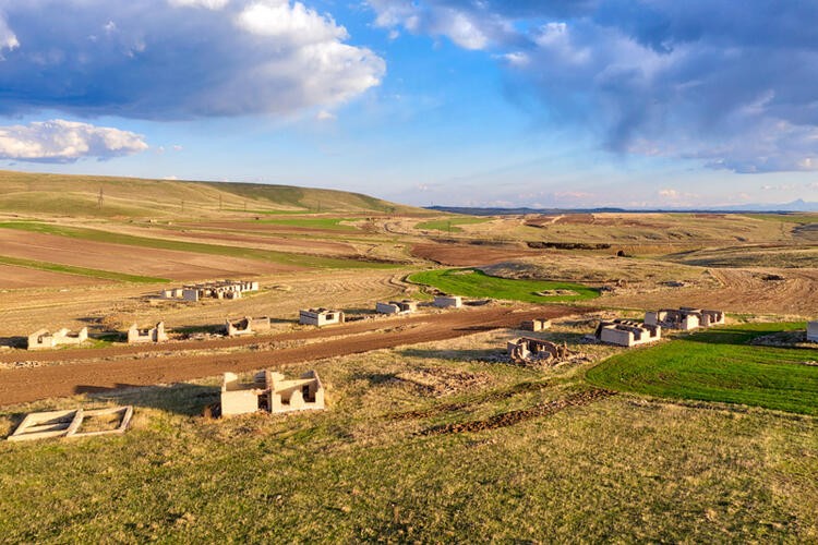 Azeri ordusu imha edilen Ermeni mevzilerinin görüntülerini dünya ile paylaştı