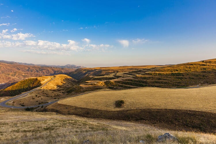 Azeri ordusu imha edilen Ermeni mevzilerinin görüntülerini dünya ile paylaştı