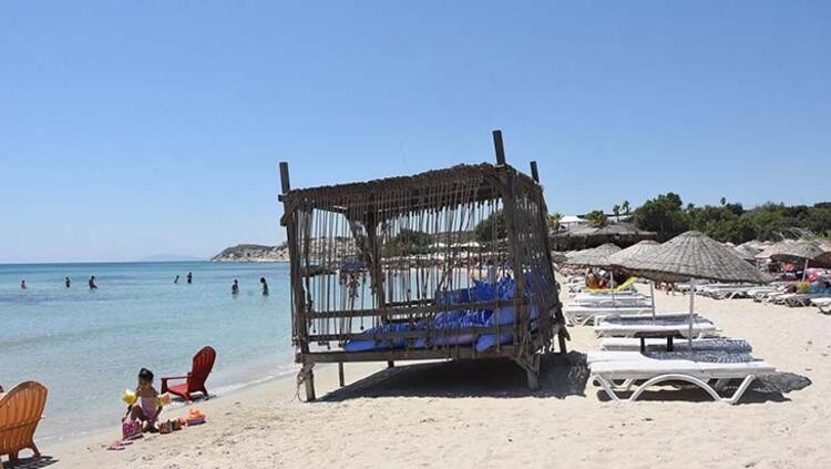 Çeşme'de kumsaldaki 1500 liralık localar kaldırıldı