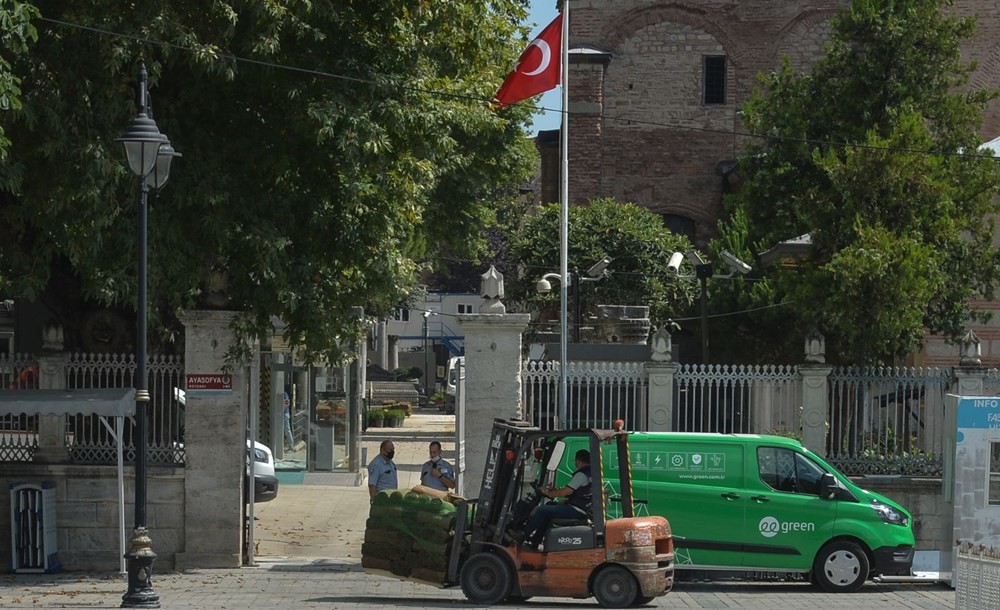 Ayasofya'da ilk namaz için hazırlıklar sürüyor