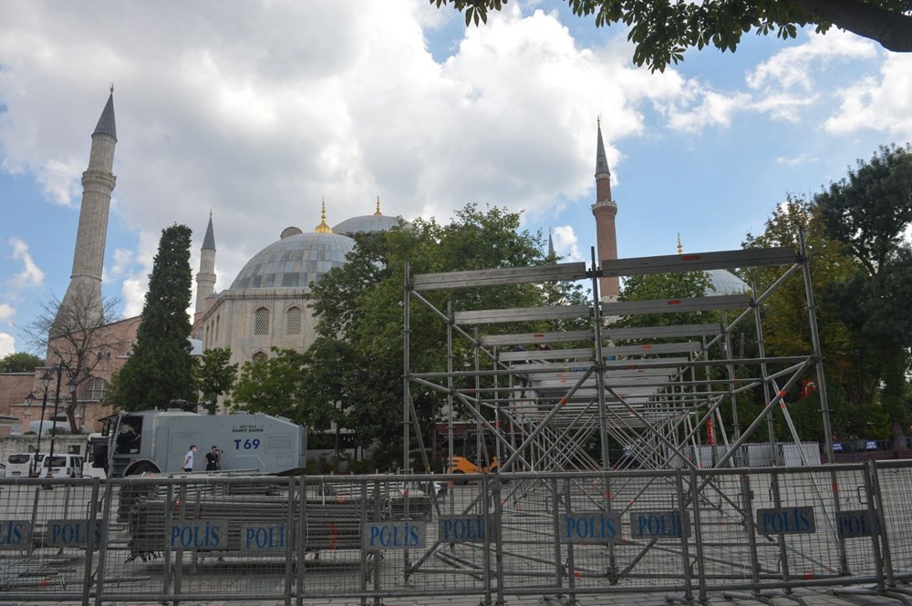 Ayasofya'da ilk namaz için hazırlıklar sürüyor