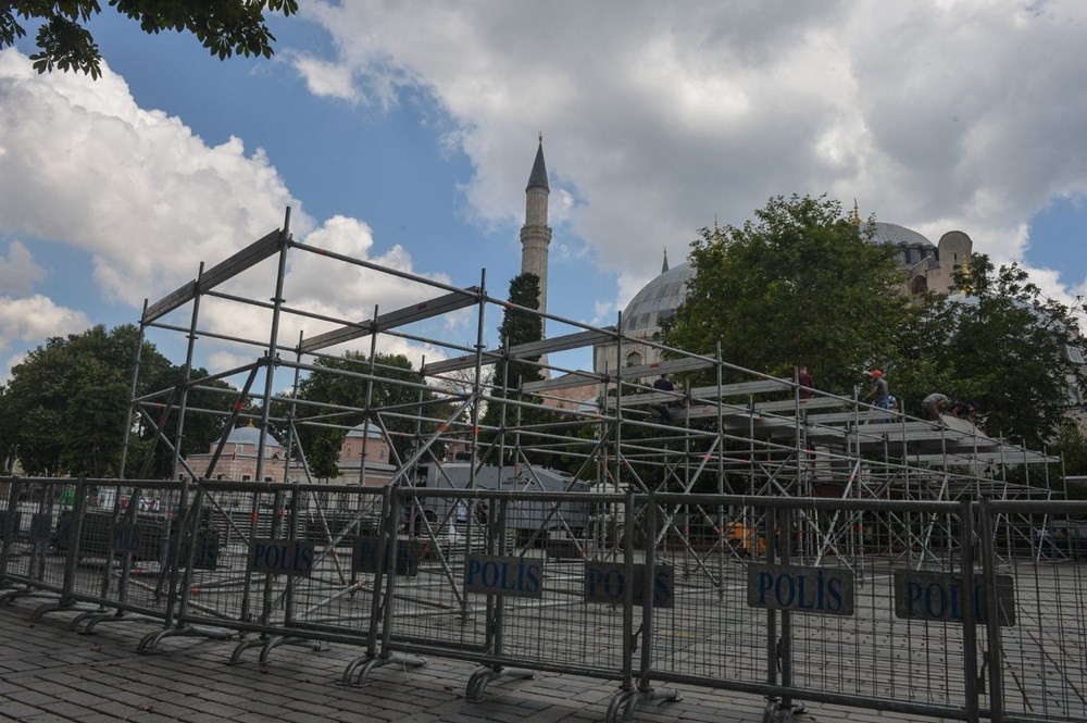 Ayasofya'da ilk namaz için hazırlıklar sürüyor