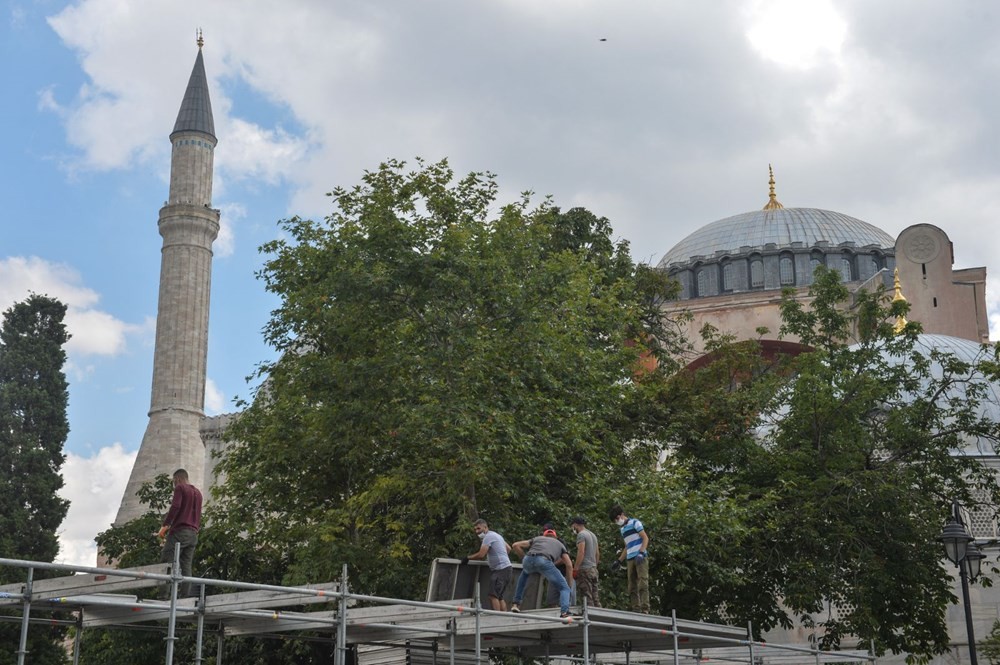 Ayasofya'da ilk namaz için hazırlıklar sürüyor