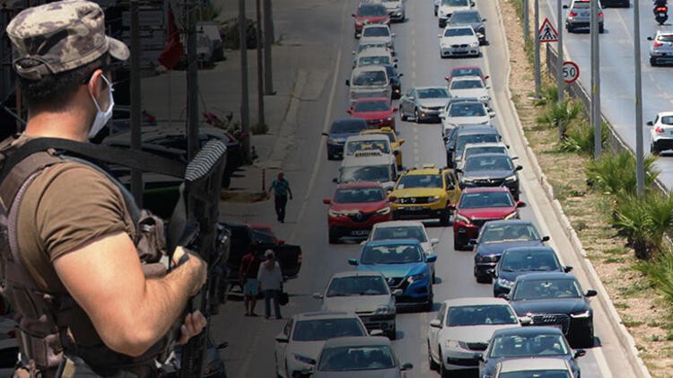 Bodrum'da bayram yoğunluğu: Kilometrelerce kuyruk