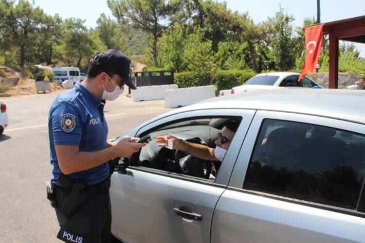 Bodrum'da bayram yoğunluğu: Kilometrelerce kuyruk