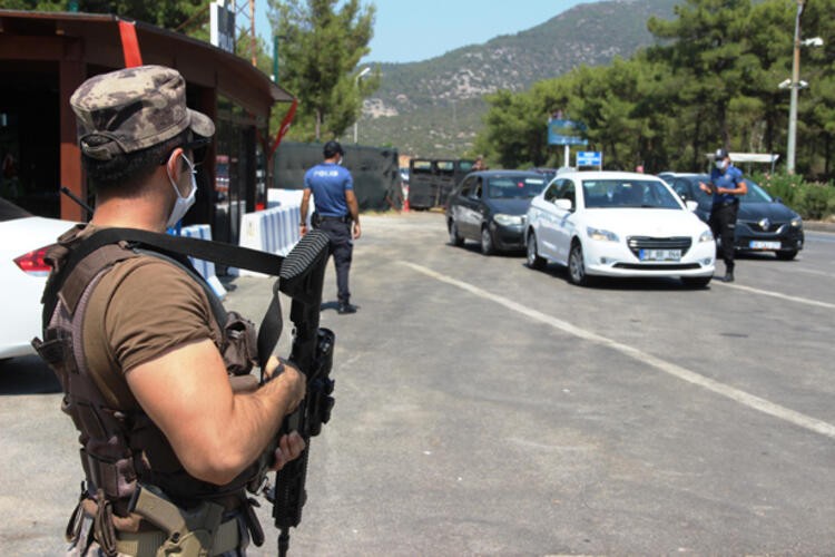 Bodrum'da bayram yoğunluğu: Kilometrelerce kuyruk