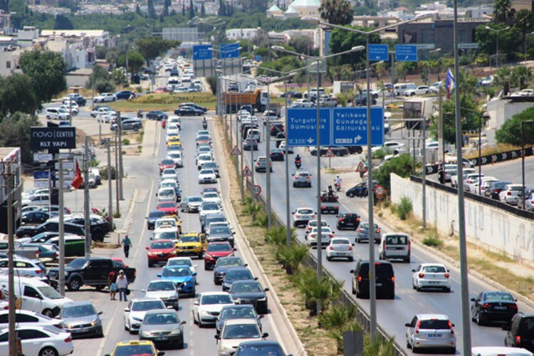 Bodrum'da bayram yoğunluğu: Kilometrelerce kuyruk