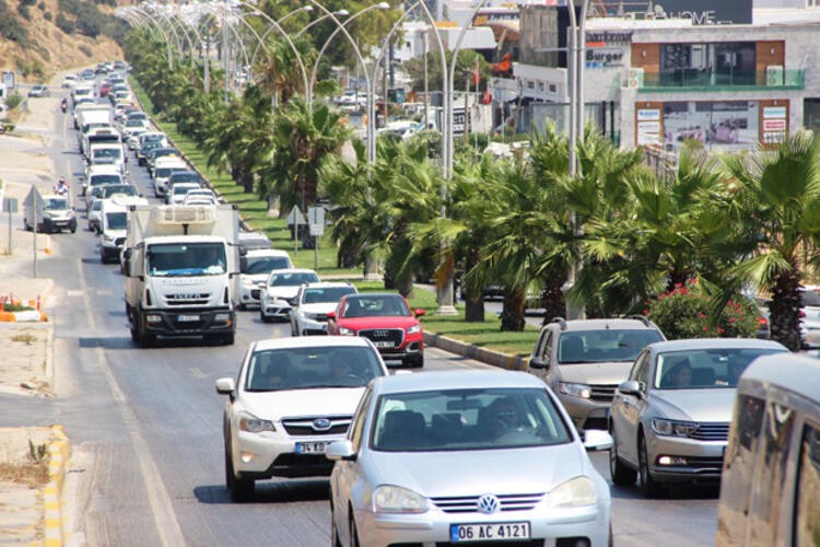 Bodrum'da bayram yoğunluğu: Kilometrelerce kuyruk