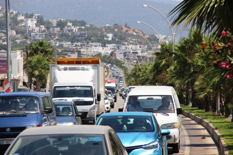 Bodrum'da bayram yoğunluğu: Kilometrelerce kuyruk