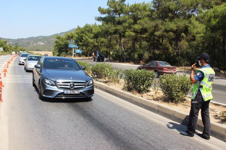 Bodrum'da bayram yoğunluğu: Kilometrelerce kuyruk