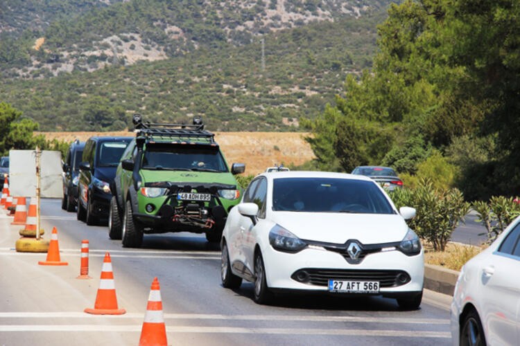 Bodrum'da bayram yoğunluğu: Kilometrelerce kuyruk