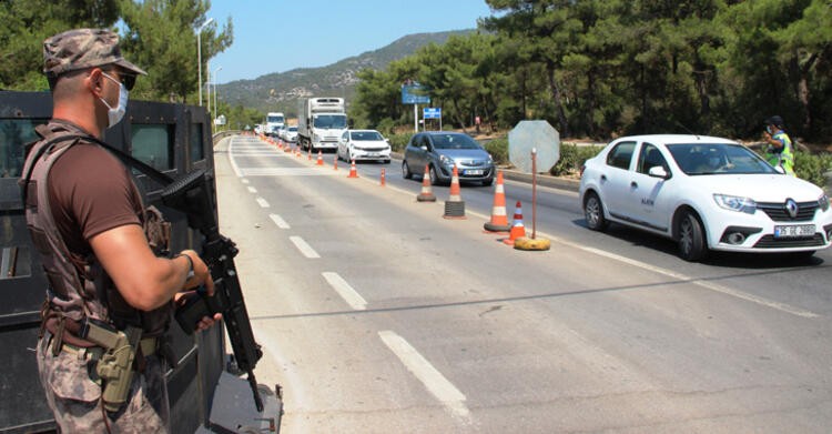 Bodrum'da bayram yoğunluğu: Kilometrelerce kuyruk