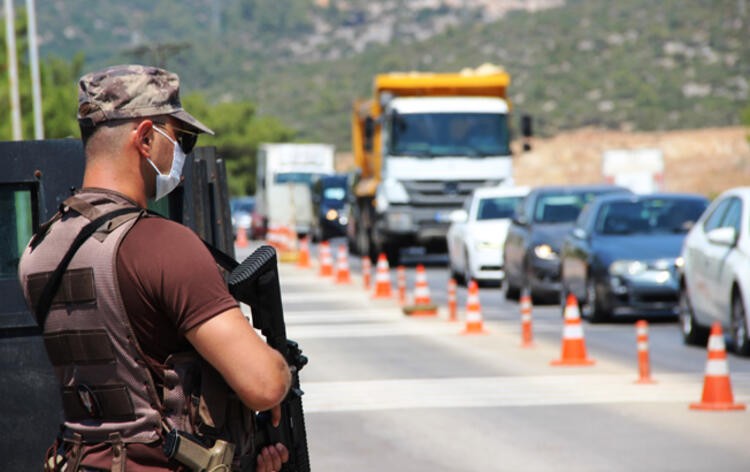 Bodrum'da bayram yoğunluğu: Kilometrelerce kuyruk