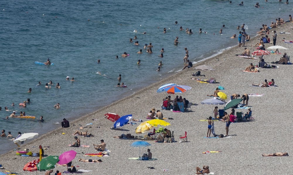 Antalya sahillerinde bayram yoğunluğu