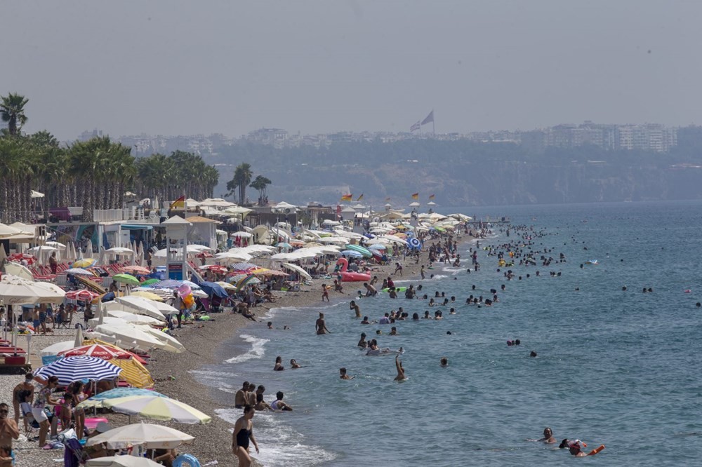 Antalya sahillerinde bayram yoğunluğu