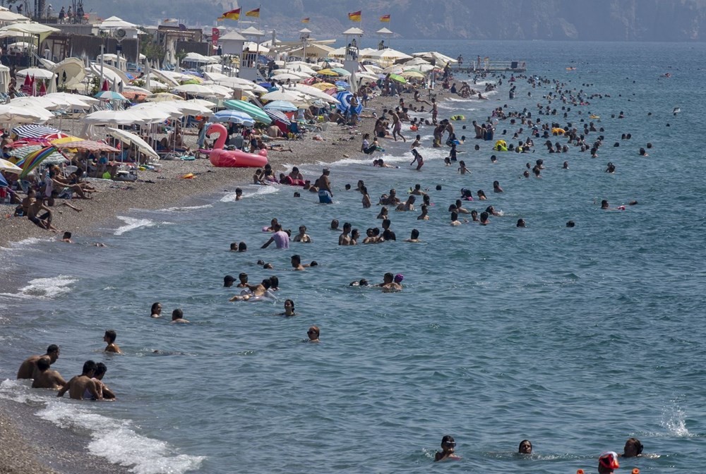 Antalya sahillerinde bayram yoğunluğu