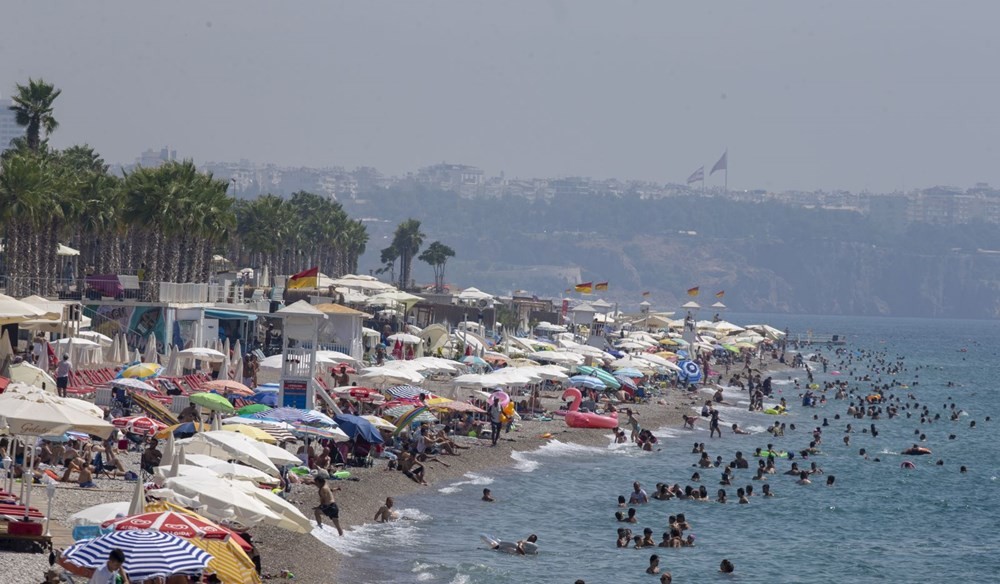 Antalya sahillerinde bayram yoğunluğu