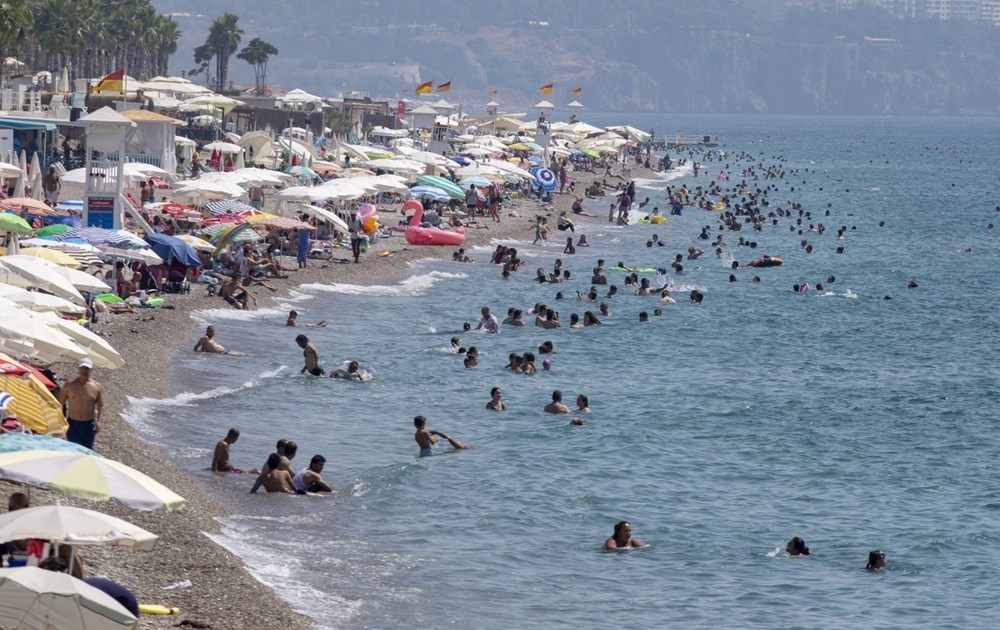 Antalya sahillerinde bayram yoğunluğu