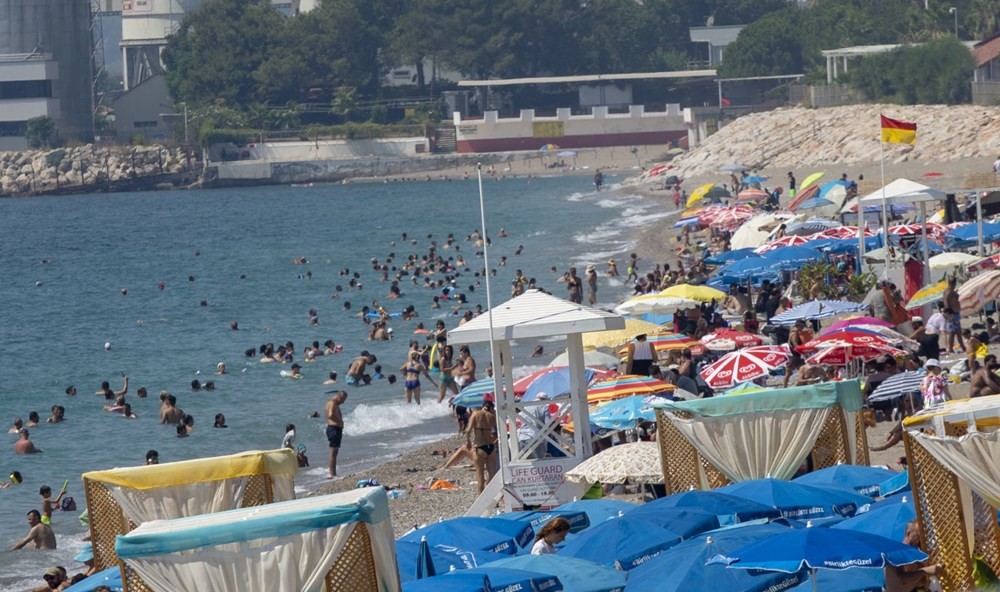 Antalya sahillerinde bayram yoğunluğu