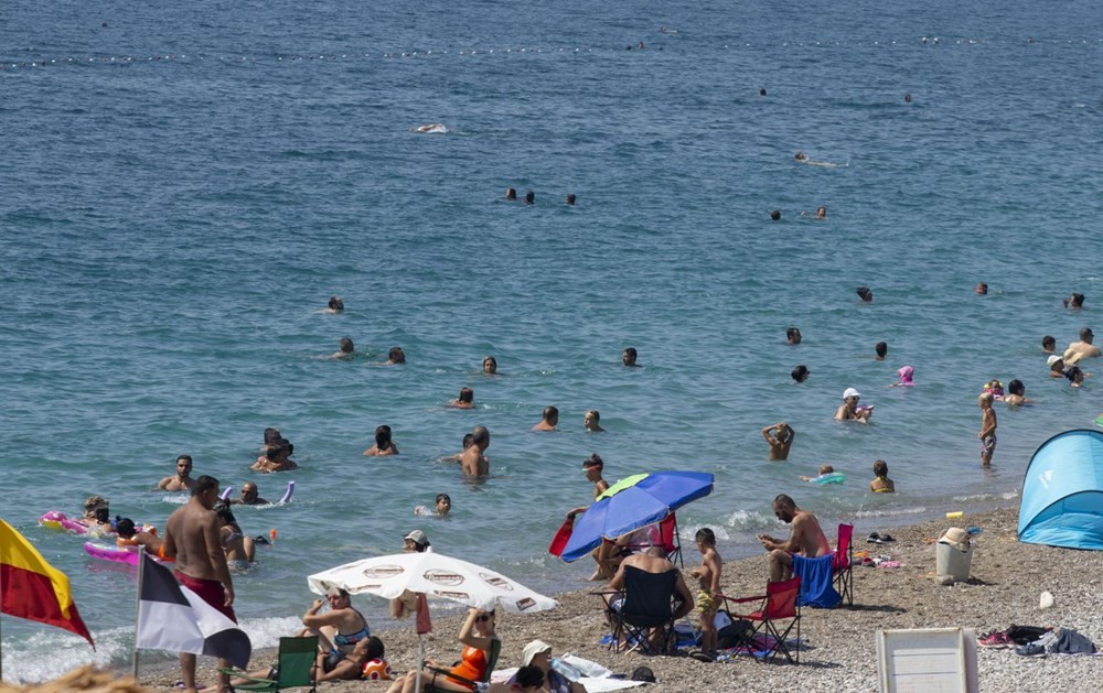 Antalya sahillerinde bayram yoğunluğu