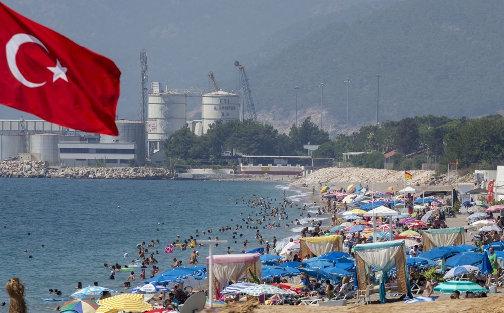 Antalya sahillerinde bayram yoğunluğu