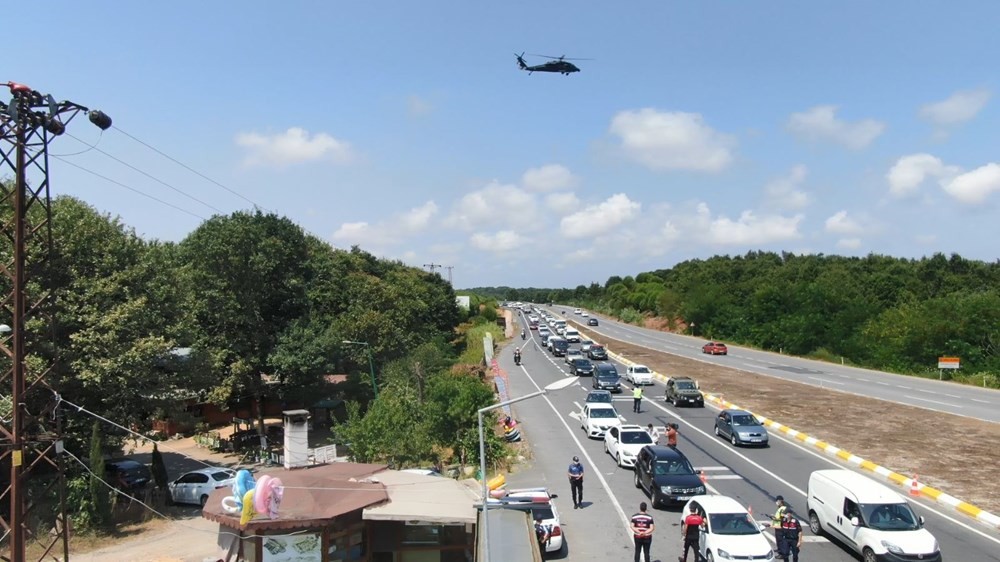 İstanbullular Şile'ye akın etti, kilometrelerce kuyruk oluştu