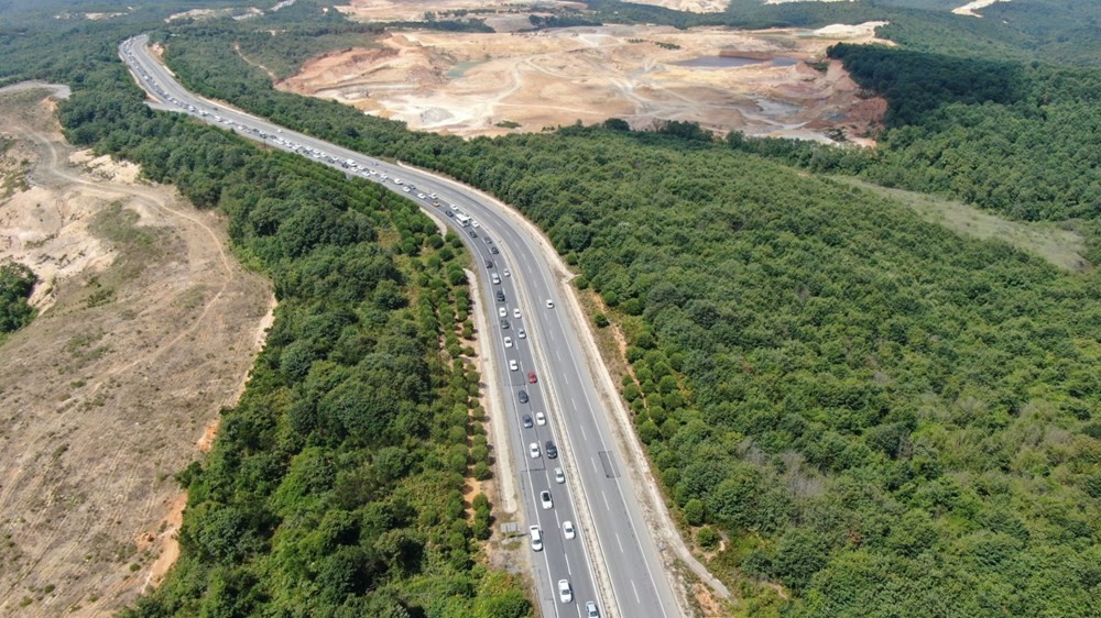 İstanbullular Şile'ye akın etti, kilometrelerce kuyruk oluştu