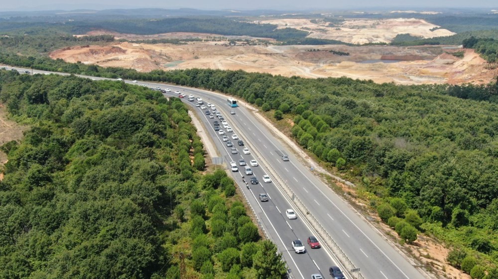 İstanbullular Şile'ye akın etti, kilometrelerce kuyruk oluştu