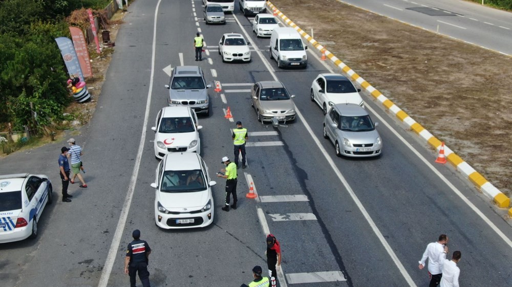 İstanbullular Şile'ye akın etti, kilometrelerce kuyruk oluştu