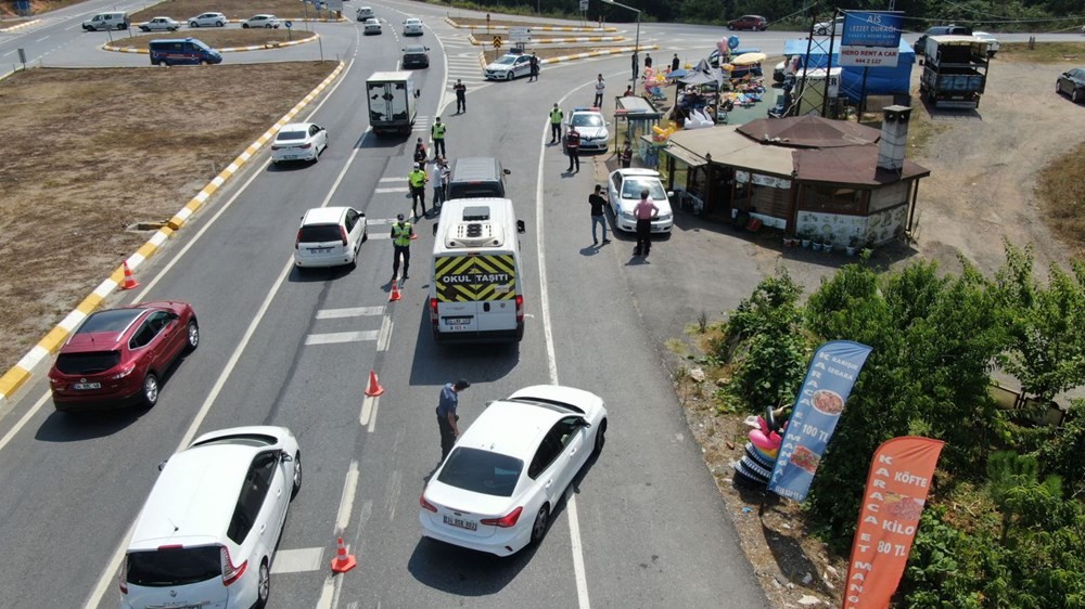 İstanbullular Şile'ye akın etti, kilometrelerce kuyruk oluştu