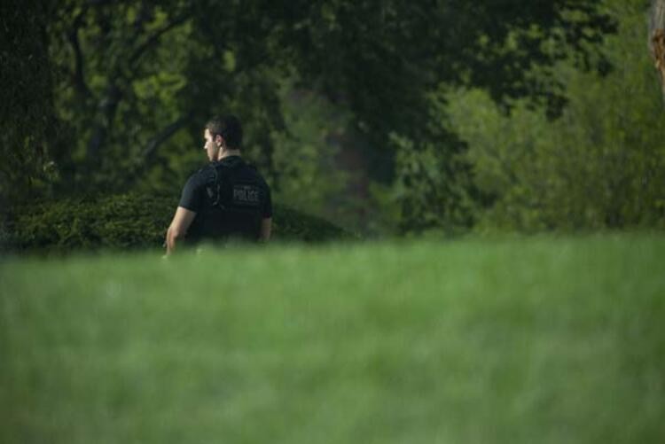 Beyaz Saray'da saldırı alarmı! Korumalar Trump'ı dışarı çıkardı